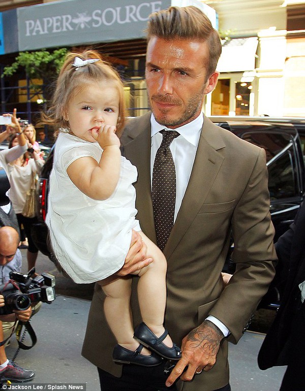 Bố con Beckham theo mẹ dự tuần lễ thời trang
