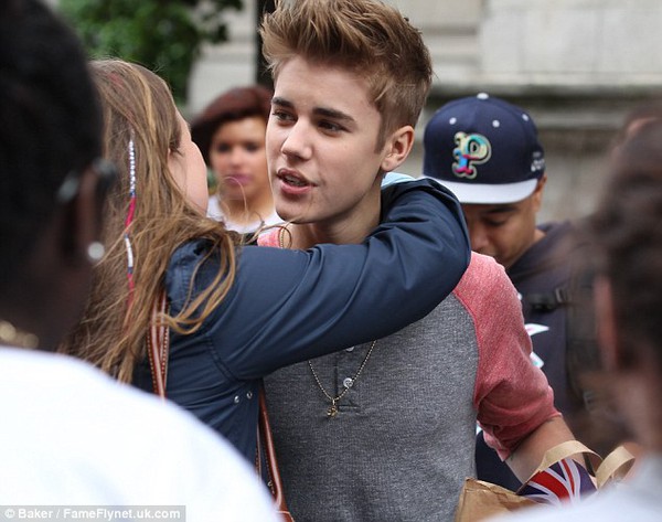 Justin Bieber bị fan nữ ôm hôn 