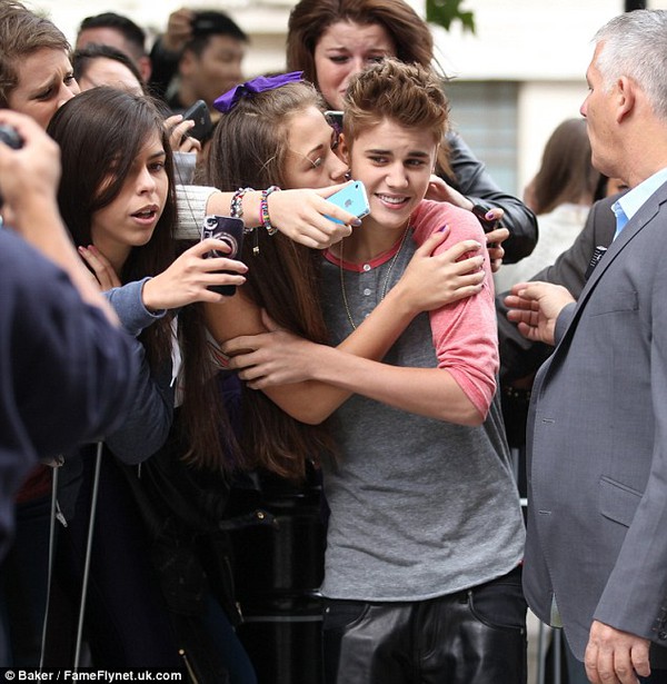 Justin Bieber bị fan nữ ôm hôn 