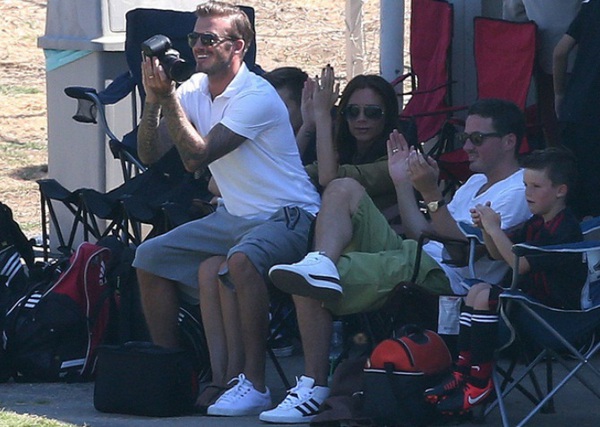 Beckham ngồi l&ecirc;n đ&ugrave;i vợ để xem đ&aacute; b&oacute;ng