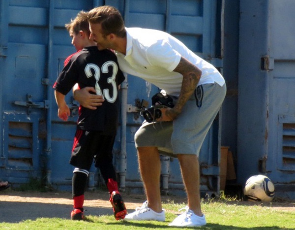 Beckham ngồi l&ecirc;n đ&ugrave;i vợ để xem đ&aacute; b&oacute;ng
