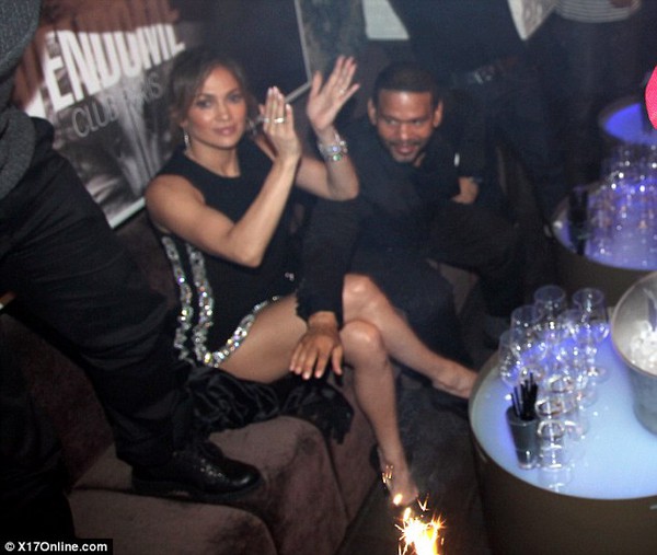 Jennifer Lopez để lộ vòng 3 vì mặc hớ hênh