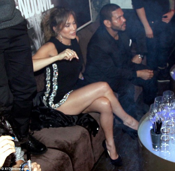 Jennifer Lopez để lộ vòng 3 vì mặc hớ hênh Jennifer Lopez để lộ vòng 3 vì mặc hớ hênh
