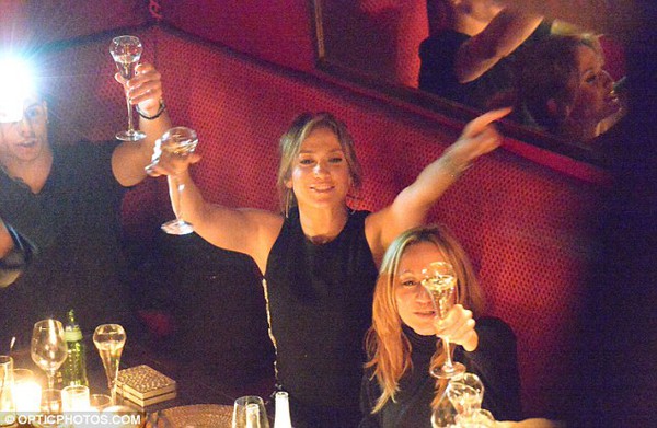 Jennifer Lopez để lộ vòng 3 vì mặc hớ hênh Jennifer Lopez để lộ vòng 3 vì mặc hớ hênh