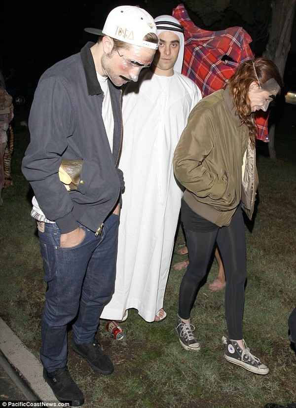 Lộ ảnh Robert, Kristen đeo mặt nạ đi chơi Halloween 1