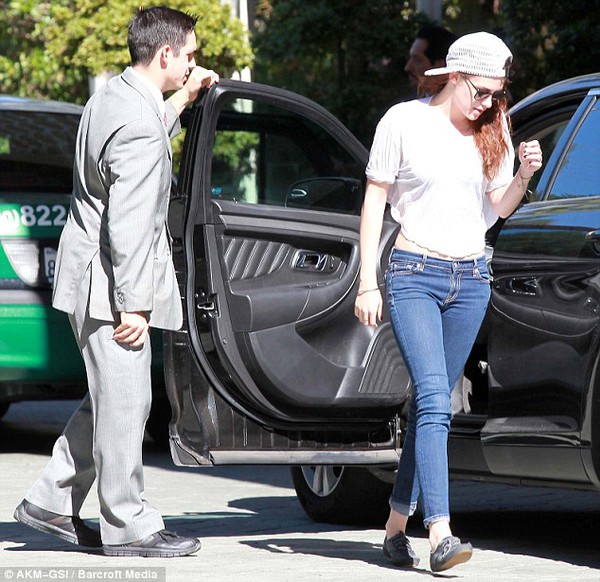 Kristen Stewart tự tin với mốt hở lưng 4