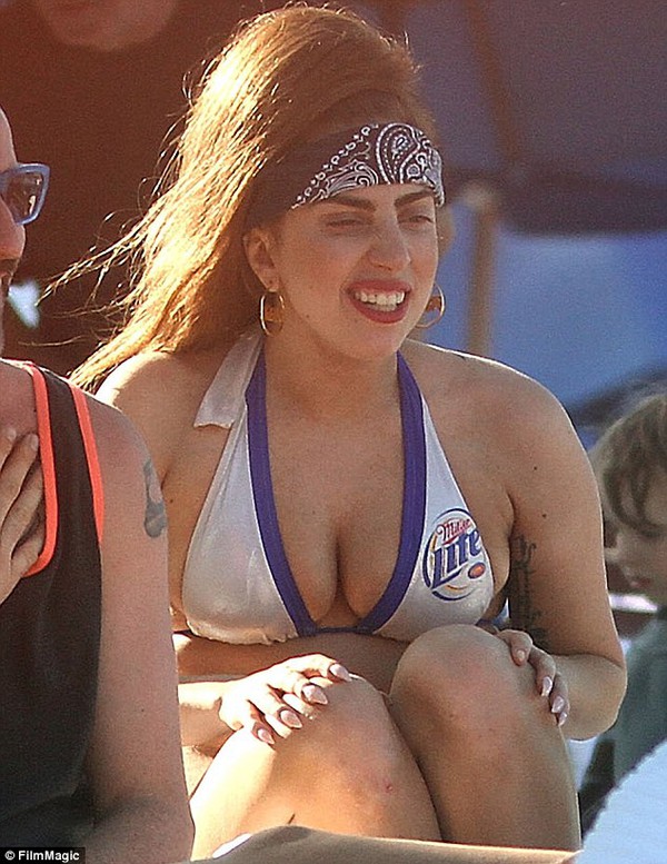 Lady Gaga lộ th&acirc;n h&igrave;nh 