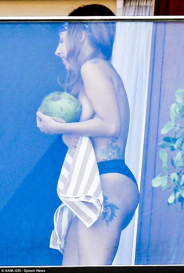 Lady Gaga che ngực bằng... quả dừa 2
