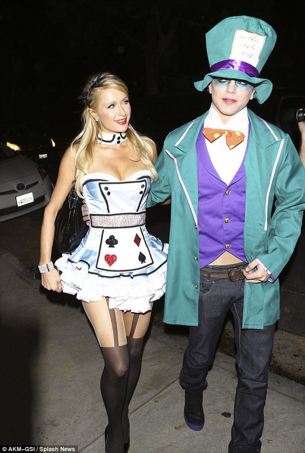 Paris Hilton khoe d&aacute;ng chuẩn với trang phục Halloween 2
