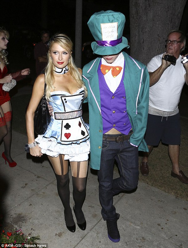 Paris Hilton khoe dáng chuẩn với trang phục Halloween 4