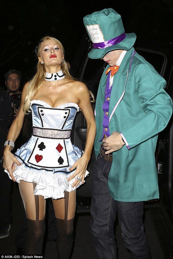 Paris Hilton khoe d&aacute;ng chuẩn với trang phục Halloween 5
