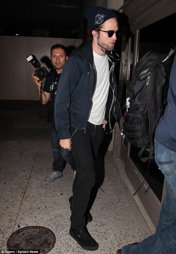 Robert Pattinson lạnh lùng một mình rời Los Angeles 1
