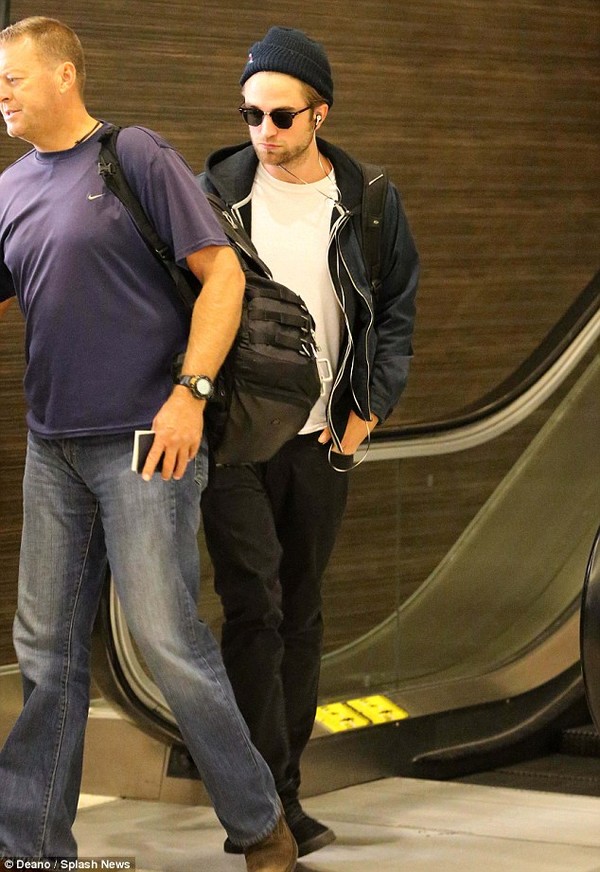 Robert Pattinson lạnh lùng một mình rời Los Angeles 2