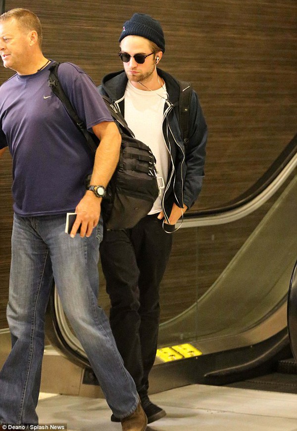 Robert Pattinson lạnh l&ugrave;ng một m&igrave;nh rời Los Angeles 2