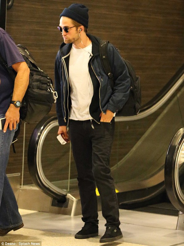 Robert Pattinson lạnh lùng một mình rời Los Angeles 3
