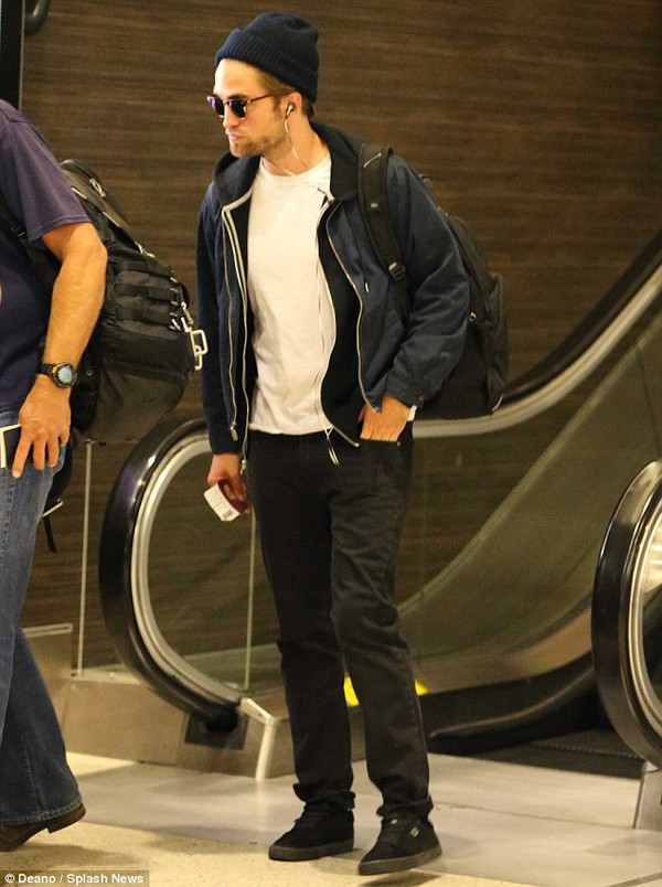 Robert Pattinson lạnh l&ugrave;ng một m&igrave;nh rời Los Angeles 3