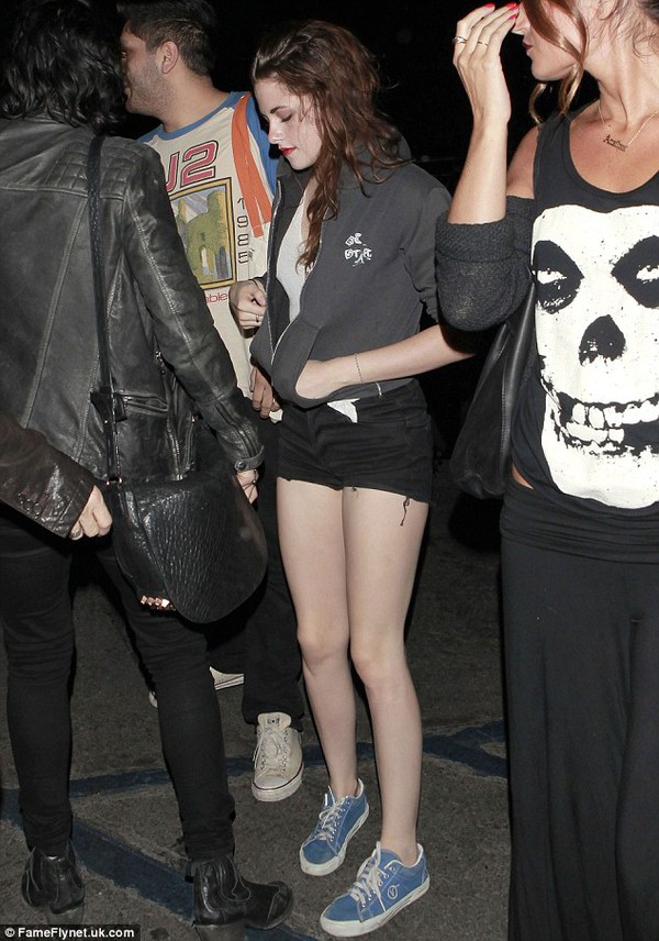 Kristen Stewart mặc short ngắn khoe chân thon Kristen Stewart mặc short ngắn khoe chân thon