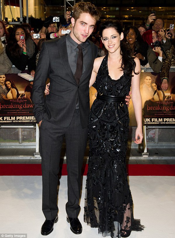 Kristen Stewart mặc short ngắn khoe chân thon Kristen Stewart mặc short ngắn khoe chân thon