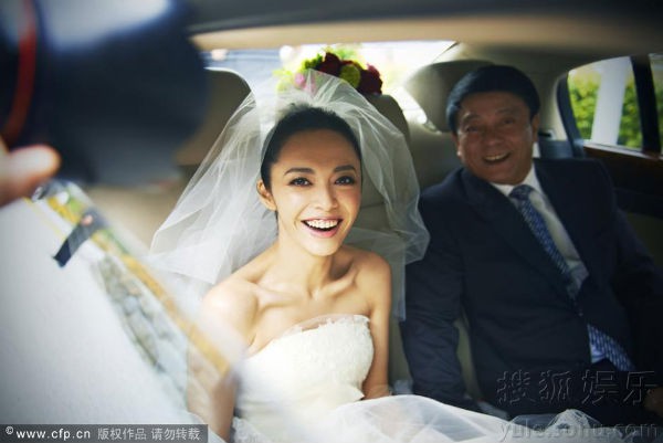 C&ocirc; d&acirc;u Di&ecirc;u Thần cười thả ga trong ng&agrave;y cưới  8