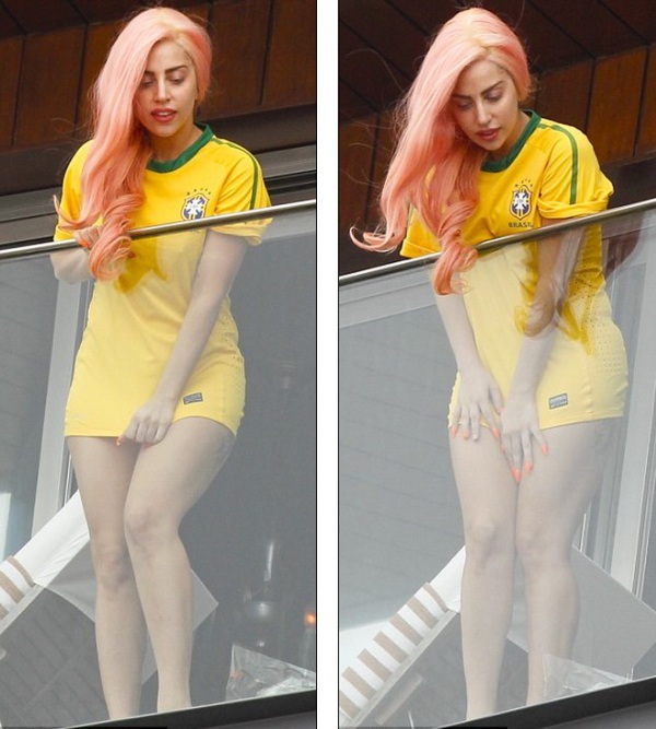 Lady Gaga biến &aacute;o đội Brazil th&agrave;nh v&aacute;y ngắn gợi cảm 5