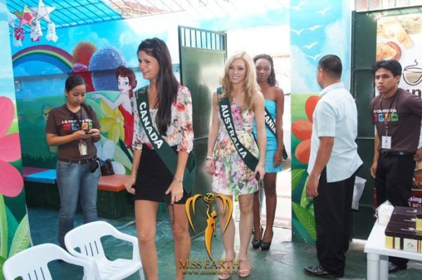 Hoa hậu Trái Đất 2012 nô nức đi từ thiện 1
