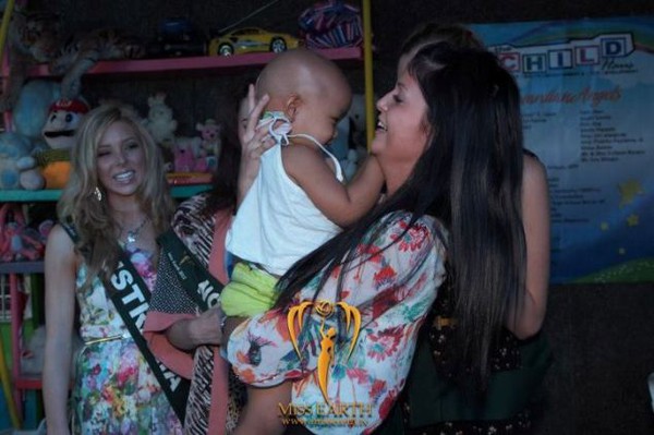 Hoa hậu Trái Đất 2012 nô nức đi từ thiện 4