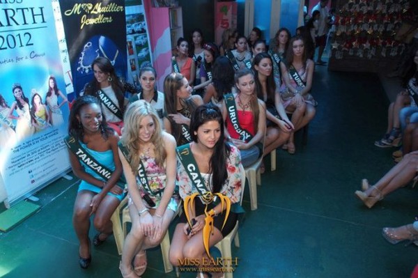 Hoa hậu Trái Đất 2012 nô nức đi từ thiện 11