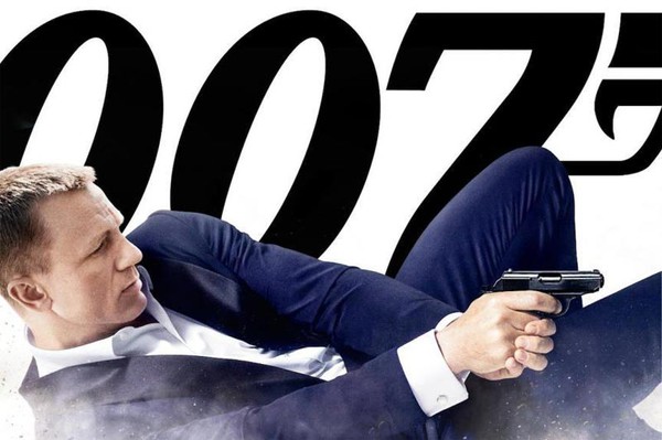 James Bond dính nghi án... đồng tính