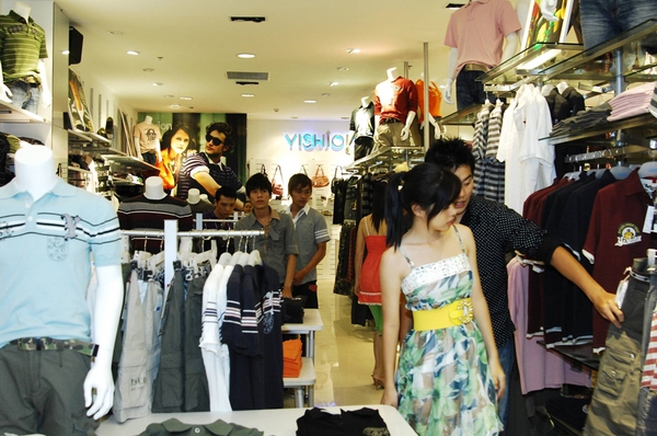 TPHCM: Nhộn nhịp thị trường qu&agrave; tặng 20/10