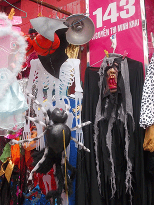 TPHCM: Nhộn nhịp thị trường đồ chơi Halloween 2