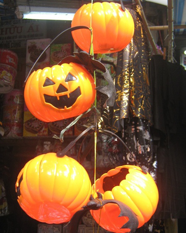 TPHCM: Nhộn nhịp thị trường đồ chơi Halloween 3