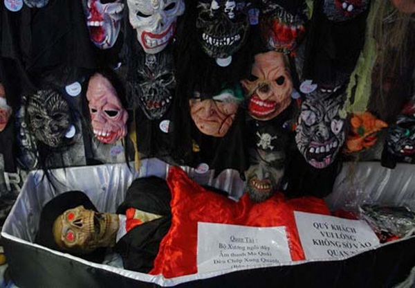 TPHCM: Nhộn nhịp thị trường đồ chơi Halloween 4