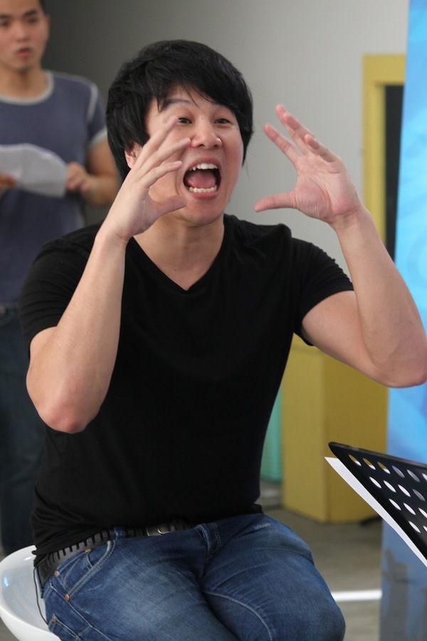 Thanh Bùi cười tít mắt hướng dẫn thí sinh Idol 5 Thanh Bùi cười tít mắt hướng dẫn thí sinh Idol 5