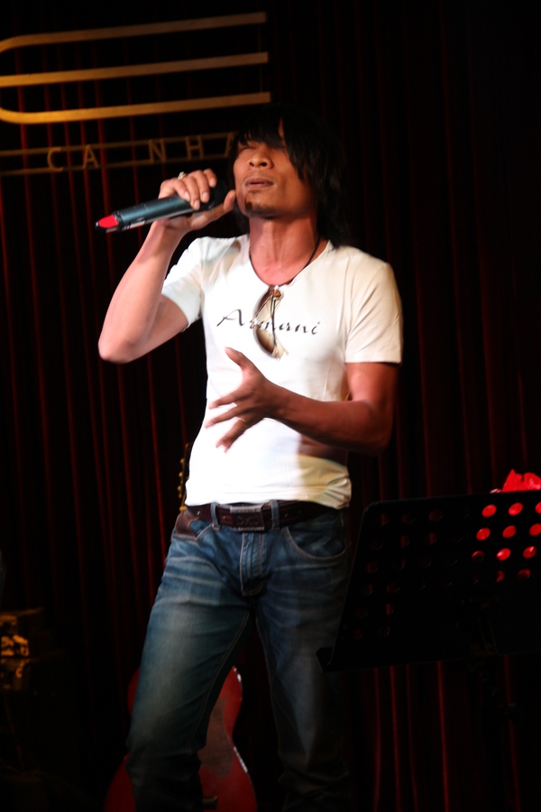 Đoan Trang mặt mộc luyện hát cùng thí sinh The Voice 6
