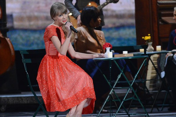 Thưởng thức giọng Taylor Swift và Carrie tại CMAs 2012 1