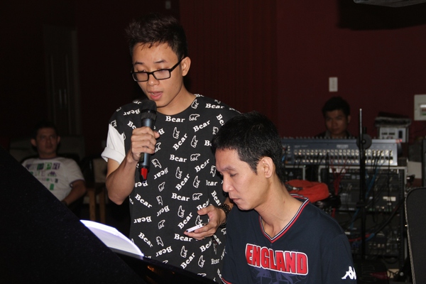 Đoan Trang mặt mộc luyện hát cùng thí sinh The Voice 12