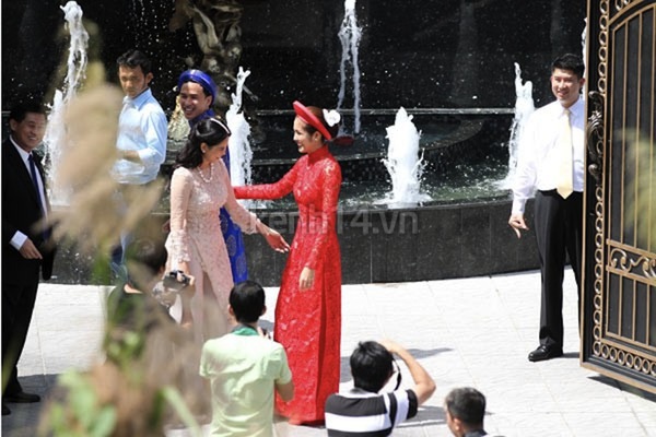 Những cô dâu của showbiz Việt diện áo dài trong ngày cưới hỏi 2 Những cô dâu của showbiz Việt diện áo dài trong ngày cưới hỏi 2