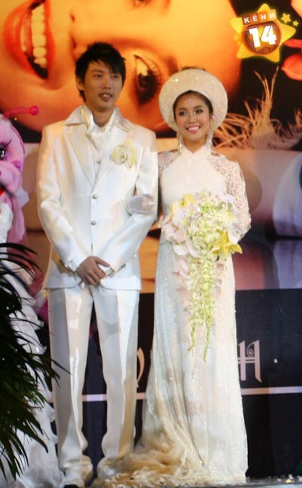 Những cô dâu của showbiz Việt diện áo dài trong ngày cưới hỏi 23 Những cô dâu của showbiz Việt diện áo dài trong ngày cưới hỏi 23