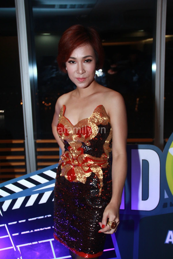 Hương Giang Idol diện đầm ren đỏ nổi bật 16