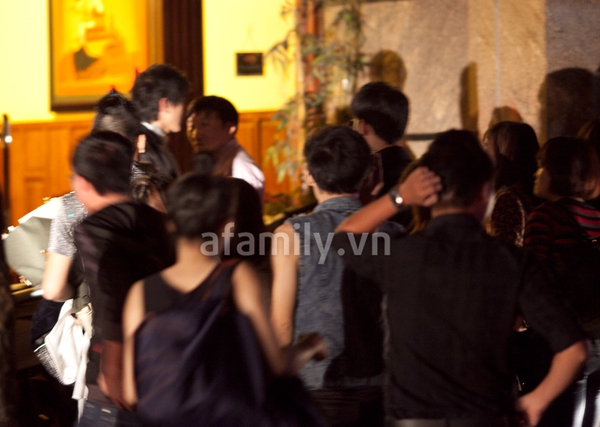 Đan Trường bị fan đ&ograve;i l&ecirc;n... ph&ograve;ng 3