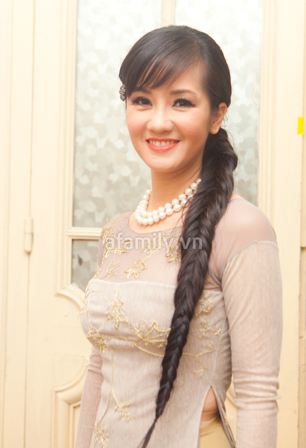 Gia đ&igrave;nh Mỹ Linh xuất hiện hạnh ph&uacute;c b&ecirc;n nhau 13