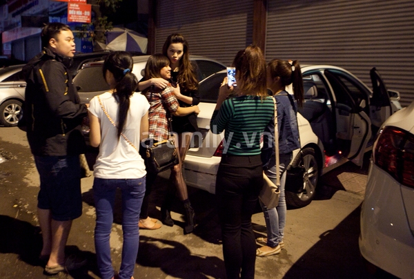 Hồ Ngọc H&agrave; co ro v&igrave; gi&oacute; m&ugrave;a H&agrave; Nội 2