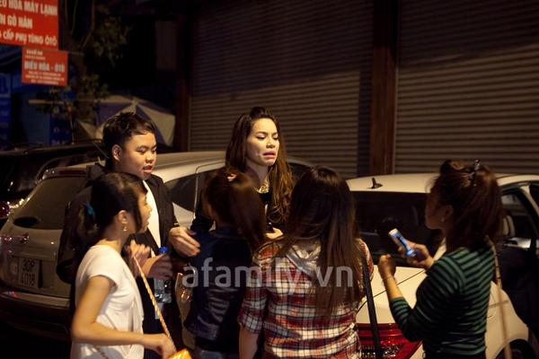 Hồ Ngọc H&agrave; co ro v&igrave; gi&oacute; m&ugrave;a H&agrave; Nội 3