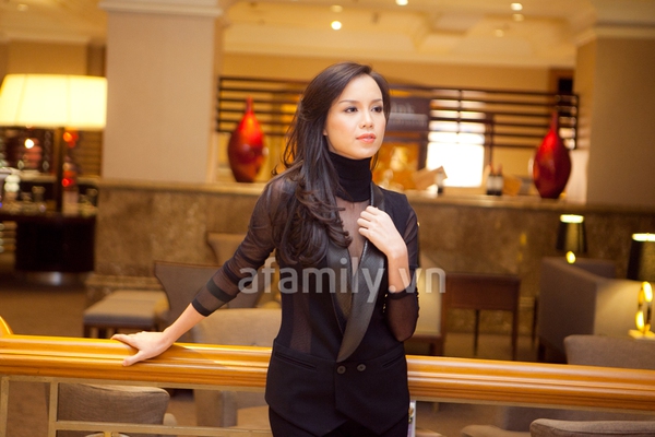 Hoa kh&ocirc;i Thu Hương khoe lưng trần hấp dẫn tuổi 33 7
