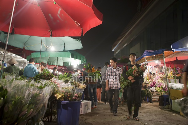 Chợ hoa đêm Hà Nội dịp 20-10: Một ngày nhìn lại 10