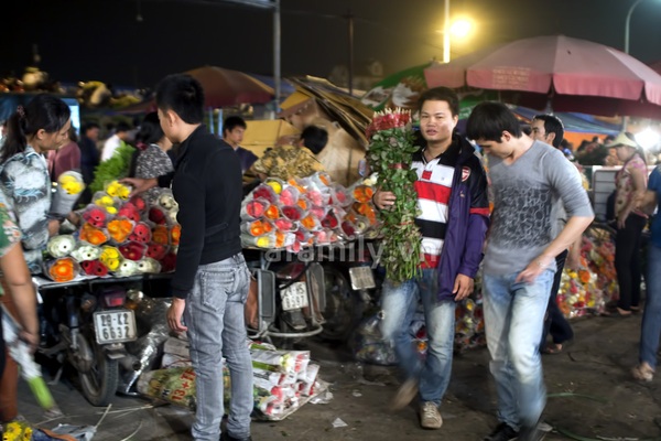 Chợ hoa đêm Hà Nội dịp 20-10: Một ngày nhìn lại 7