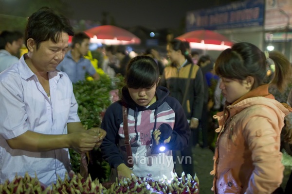 Chợ hoa đêm Hà Nội dịp 20-10: Một ngày nhìn lại 8