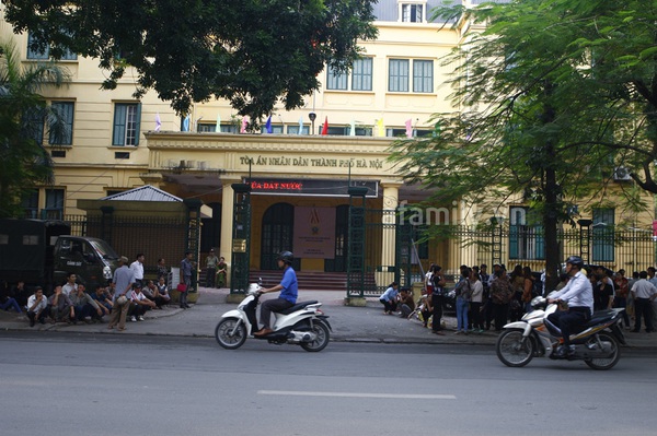 Nỗi đau của gia đình nạn nhân lẫn người thân của bị cáo 9 Nỗi đau của gia đình nạn nhân lẫn người thân của bị cáo 9
