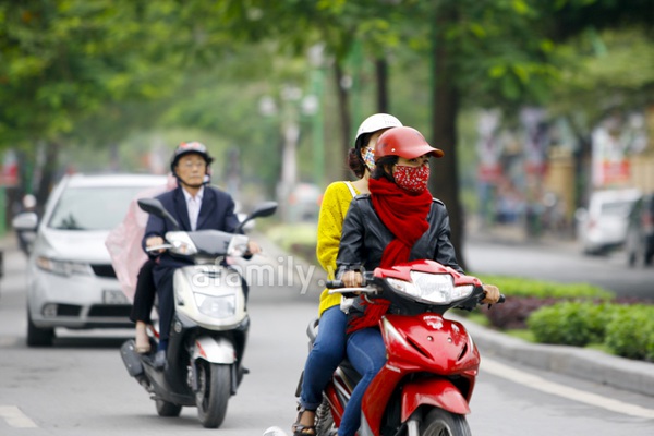 Người H&agrave; Nội co ro trong gi&oacute; lạnh đầu m&ugrave;a 6