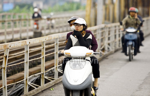 Người H&agrave; Nội co ro trong gi&oacute; lạnh đầu m&ugrave;a 7
